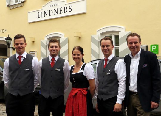 Als Interims-Hoteldirektor im Lindners Hotel mit Team